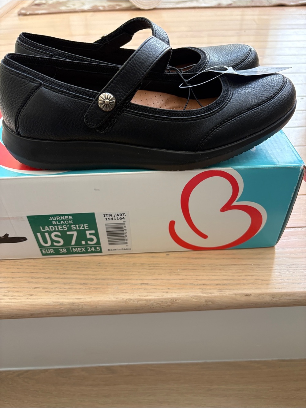 NWT/NIB BareTraps Black Mary Jane Strap Flats